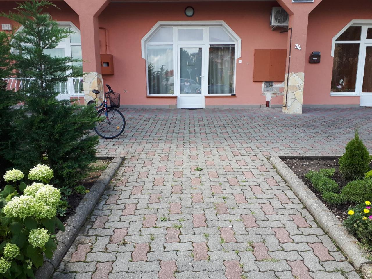 Kertvarosi Apartman Tiszaújváros 外观 照片