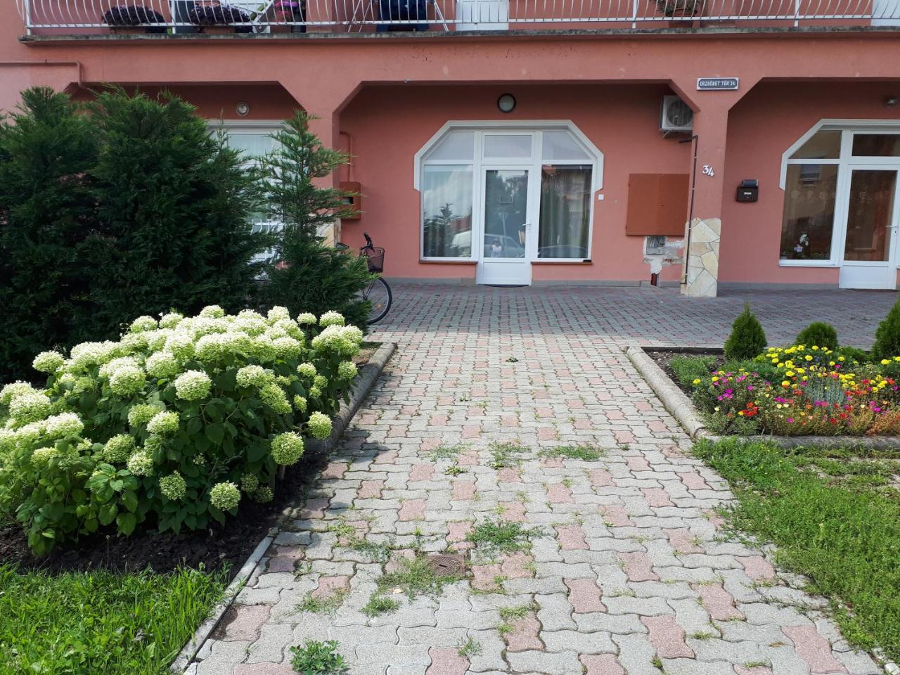 Kertvarosi Apartman Tiszaújváros 外观 照片