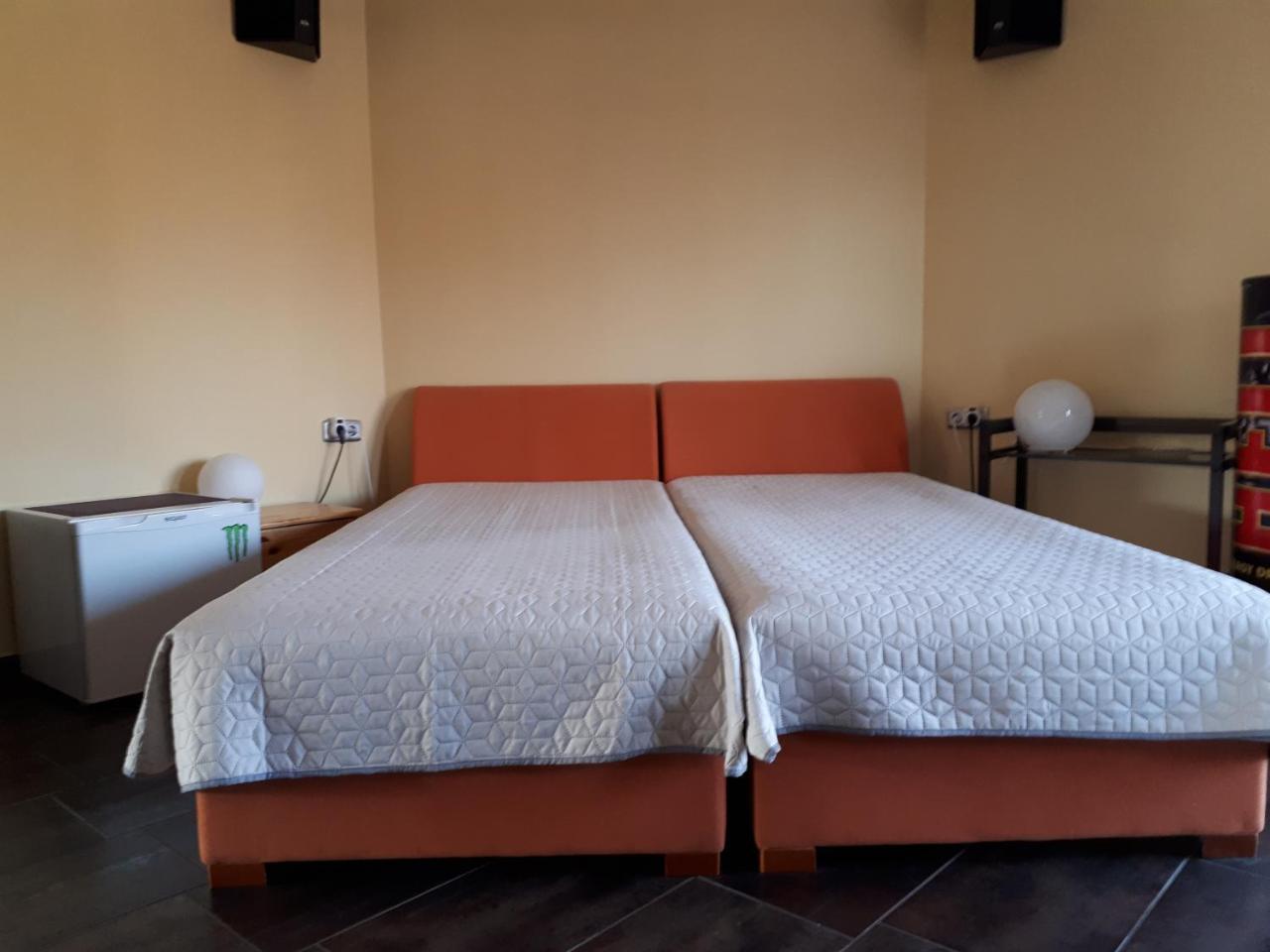 Kertvarosi Apartman Tiszaújváros 外观 照片