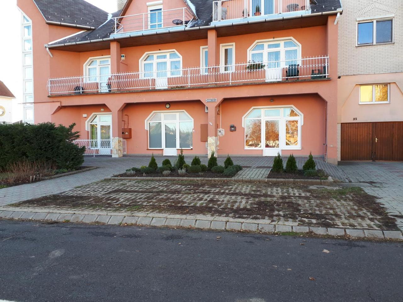 Kertvarosi Apartman Tiszaújváros 外观 照片