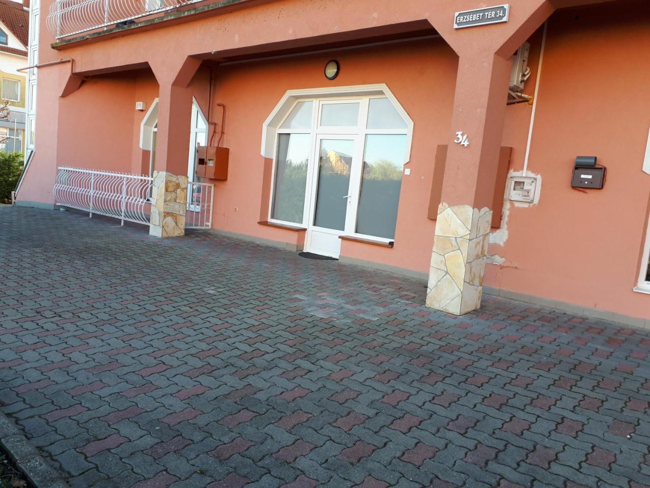Kertvarosi Apartman Tiszaújváros 外观 照片